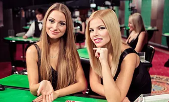 Tay cầm điện thoại với nút 'Cash Out' trên ứng dụng f168 bet, minh họa tính năng rút tiền sớm